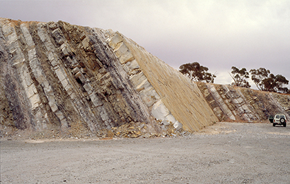 Figure 7 Myrtle Springs quarry in interbedded dolomite (grey-pale brown) and magnesite (white). (Photo 046337)
